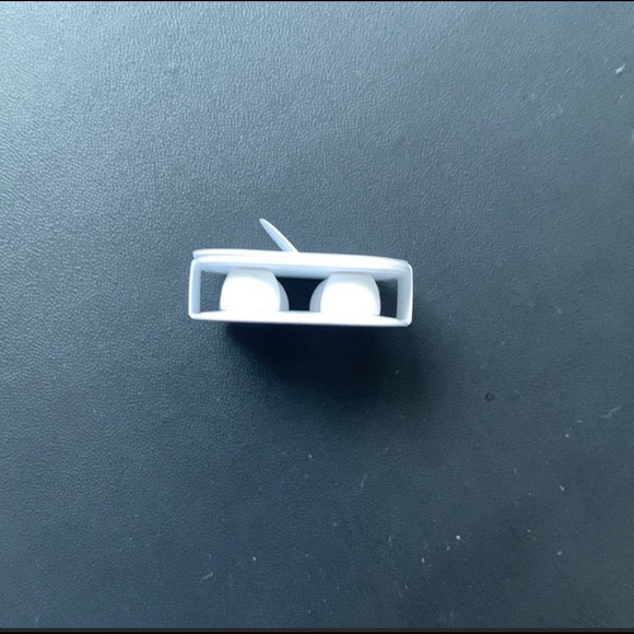 APPLE - AirPods Pro wireless charging case - Picture 2 of 14